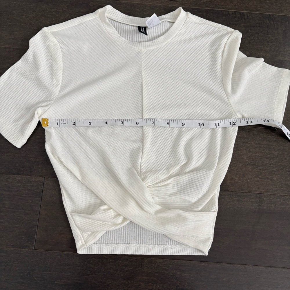 H&M White Ribbed Twist Front Crop Top Short Sleeve Size XS Valentine’s Day - Picture 5 of 6